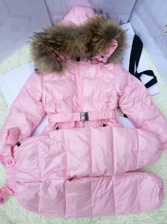 Розовый зимний комплект Монклер